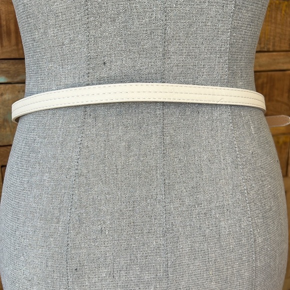 Kenneth Cole Reaction, beige leather skinny belt with silver buckle size medium - Picture 3 of 8